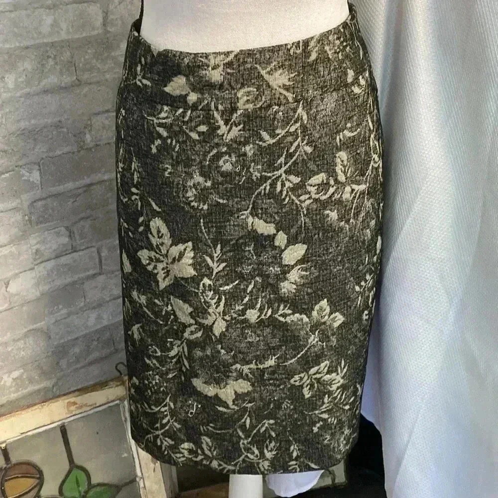 Woman’s Ann Taylor floral lined ladies skirt size 14P